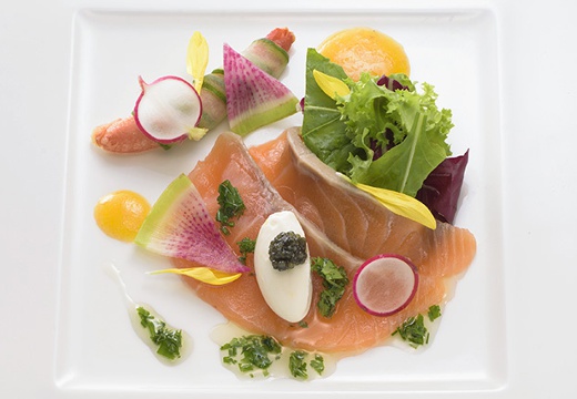 弘前パークホテル。料理。美しい盛り付けに思わず心躍る料理がテーブルに並びます