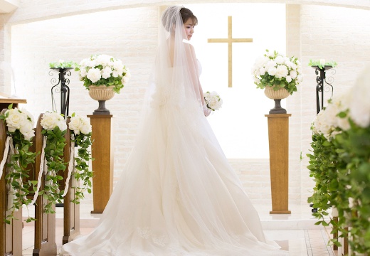 弘前パークホテル。ドレス姿の花嫁が際立つ清楚で温かみのあるチャペル