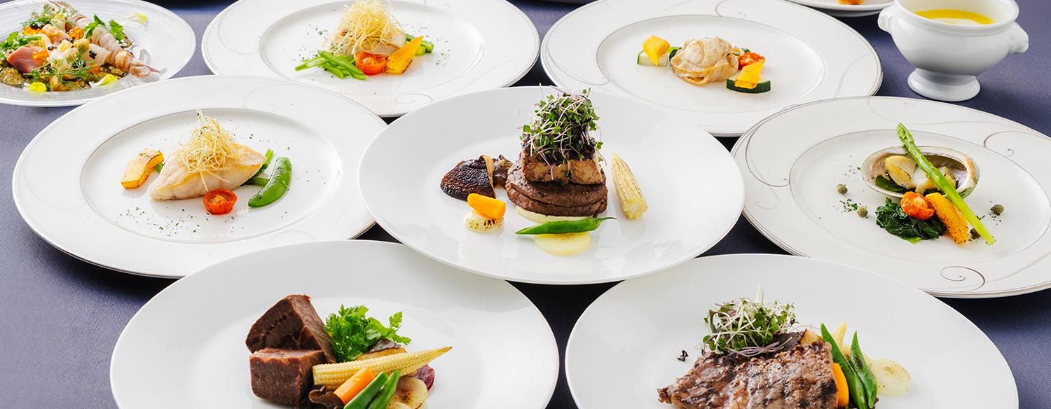 La Briseverte(ラ・ブリズヴェール)。料理。青森県ならではの新鮮な魚介類やりんごなどの特産品を取り入れた料理。会場隣接の厨房から出来立てが提供されます