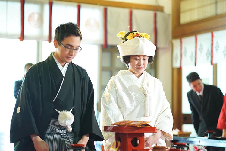 善知鳥神社。厳かな儀式を通して神様にふたりの結婚を報告する神前式