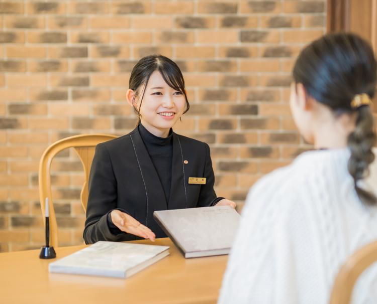 Le Grand Coeur(ル・グランクール)。スタッフ。経験豊富なプランナーが新郎新婦と楽しく打ち合わせしてくれます