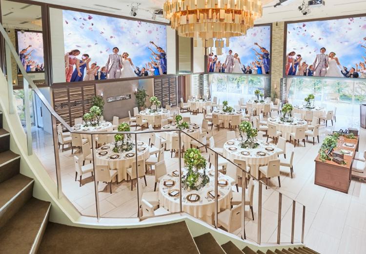 センティール・ラ・セゾン千秋公園。披露宴会場。階段や4面スクリーンなど演出に活躍する設備も充実