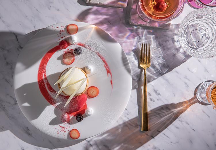 ノートルダム秋田(FIVESTAR WEDDING)。料理。色鮮やかなスイーツがパーティーに華を添えます