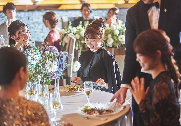 ノートルダム秋田(FIVESTAR WEDDING)。披露宴会場。サービススタッフがスムーズな進行とおもてなしで式をサポート