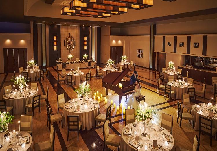 ノートルダム秋田(FIVESTAR WEDDING)。披露宴会場。おしゃれで都会的な雰囲気に包まれるナイトウェディングも