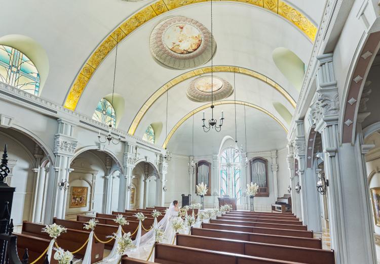 ノートルダム秋田(FIVESTAR WEDDING)。挙式会場。天井高9mの荘厳な大聖堂。天井が高く開放的な空間です