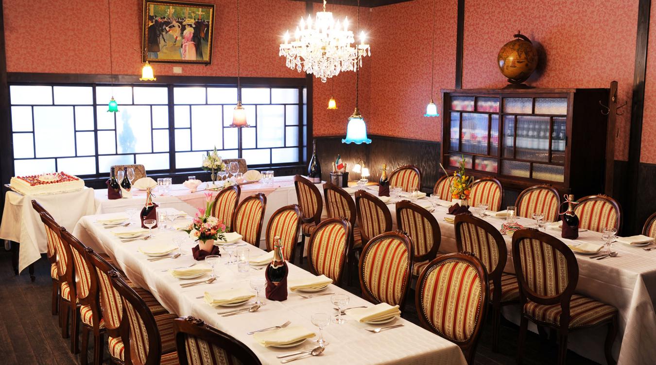 イタリア酒場 ARTICHOKE(イタリア酒場 アーティーチョーク)。アンティークな照明が印象的な店内。高砂を設けたスタンダードなレイアウトやビュッフェスタイルなど希望に合わせてアレンジ可能