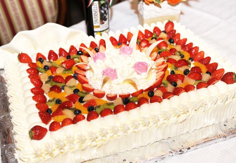 イタリア酒場 ARTICHOKE（イタリア酒場 アーティーチョーク）。幸せのおすそわけとしてゲストへ振る舞われるウェディングケーキ
