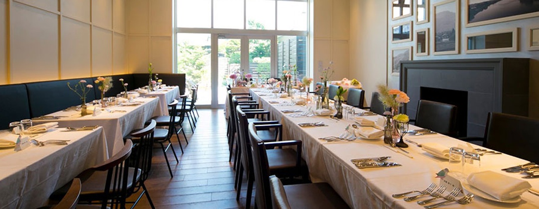 Restaurant Recette レストランルセット。披露宴会場。明るい光が差し込むダイニングは、スタイリッシュな内装ながらアットホームな雰囲気も感じられます