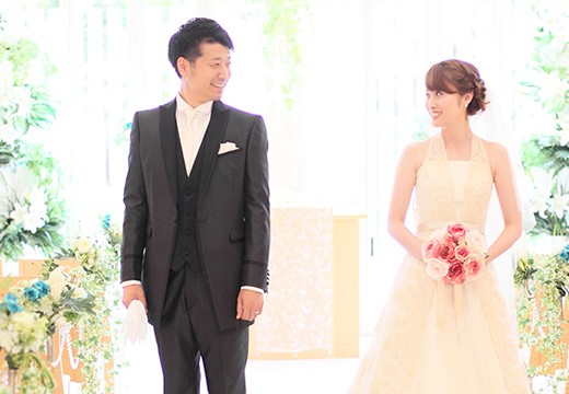 リサージュ四季の抄。挙式会場。窓から差し込むあたたかい光が、新郎新婦をやさしく包み込みます