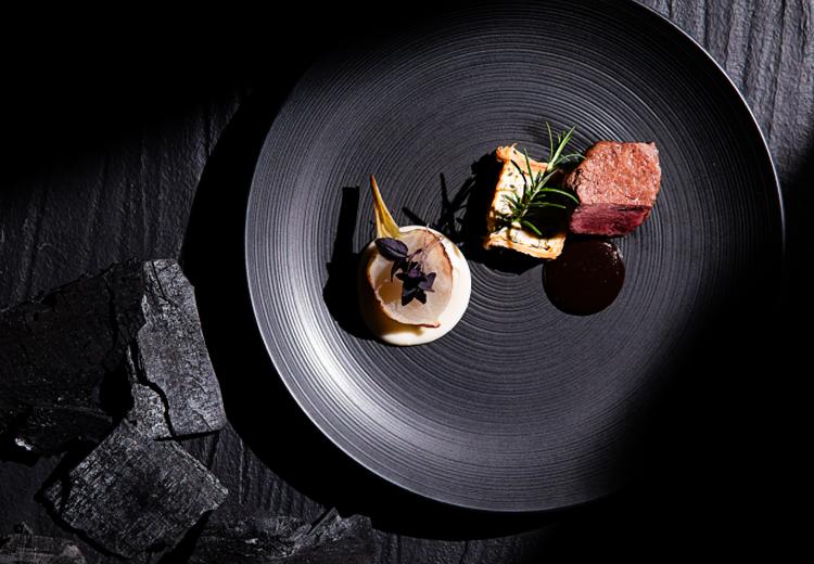 ノートルダム盛岡(FIVESTAR WEDDING)。料理。オープンキッチンから運ばれる、出来たての料理