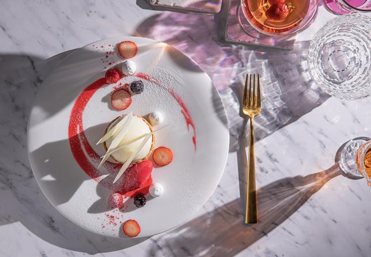 ノートルダム盛岡(FIVESTAR WEDDING)。料理。フォトジェニックなデザートがコースの最後を彩ります