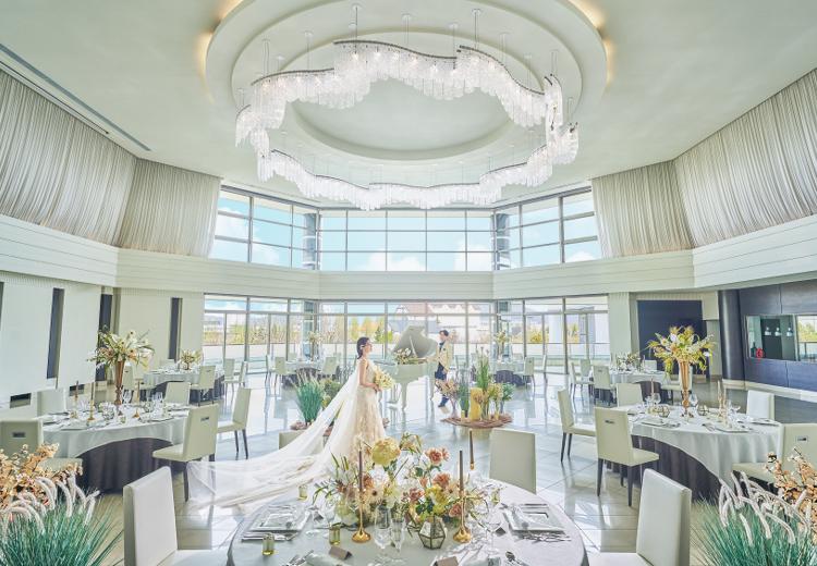 ノートルダム盛岡(FIVESTAR WEDDING)。披露宴会場。白を基調とした『Villa 3rd』は珍しい八角形の造り
