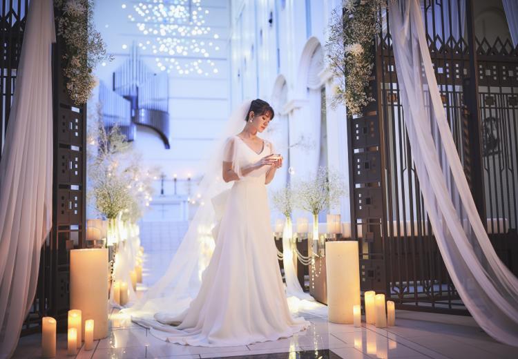 ノートルダム盛岡(FIVESTAR WEDDING)。挙式会場。青い光に包まれた幻想的な大聖堂に純白のドレスが美しく映えます