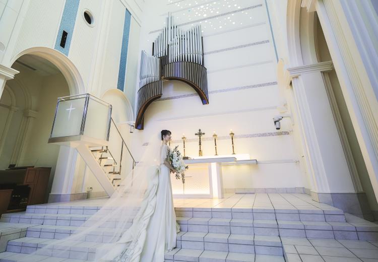 ノートルダム盛岡(FIVESTAR WEDDING)。挙式会場。天井高は20mにも及び、荘厳ながらも開放感を味わえる空間