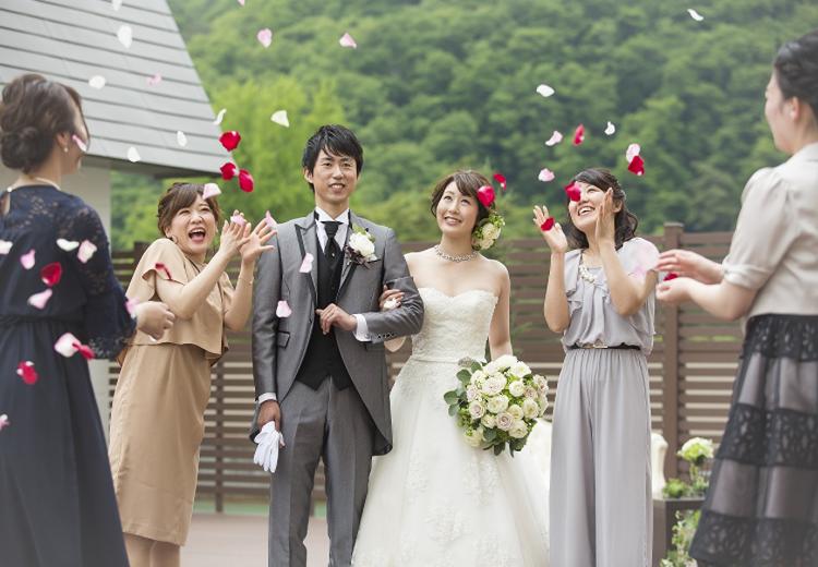 花巻温泉 -The Grand Resort Hanamaki Onsen-（花巻温泉 －ザ グランド リゾート ハナマキオンセン－）。挙式会場。挙式後のセレモニーはガーデンでゲストも一緒に楽しめます