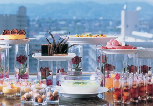 ホテルメトロポリタン盛岡 NEW WING(ニューウィング)。料理。グラススイーツやケーキなどが揃う、華やかなデザートビュッフェ