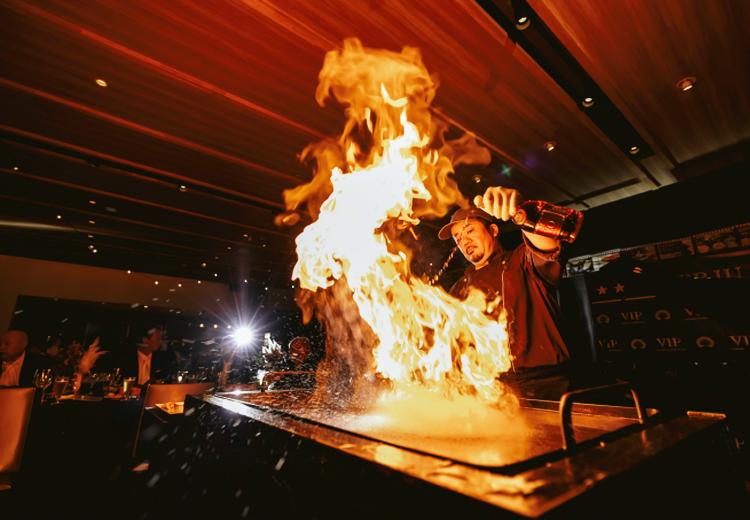 ザ・ジャポナイズ LISERJU(リサージュ)。料理。圧巻の料理演出にゲストの目も釘付けになります