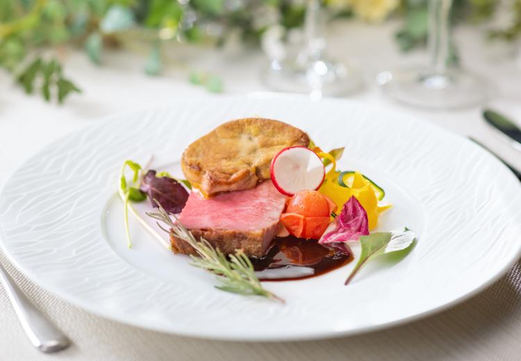 ザ・ジャポナイズ LISERJU(リサージュ)。料理。山葵やソースなどで味の変化を楽しめる、厳選牛のステーキ