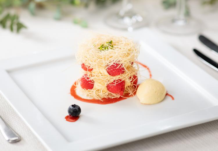 ザ・ジャポナイズ LISERJU(リサージュ)。料理。おしゃれで可愛らしいデザートがコースを締めくくります