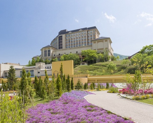 ホテル森の風鶯宿。アクセス・ロケーション。四季の花々が咲き誇るホテルで1日1組限定の結婚式を行えます