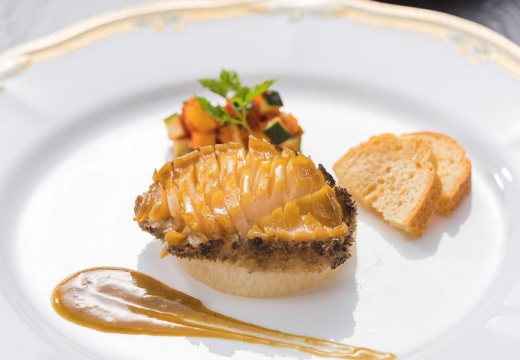 ホテル森の風鶯宿。料理。じっくりとソテーして旨みを閉じ込めた『鮑ステーキ』