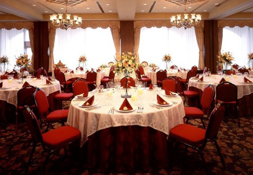 ホテル森の風鶯宿。披露宴会場。クラシカルな雰囲気の会場にたっぷりの陽光が差し込みます