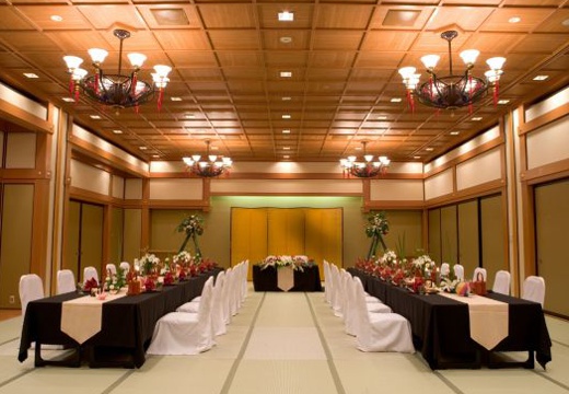 ホテル森の風鶯宿。披露宴会場。和モダンな『孔雀』には、最大40名まで着席可能です