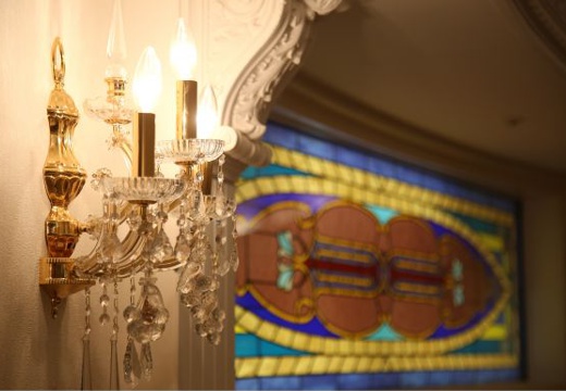 ホテル森の風鶯宿。挙式会場。ステンドグラスをはじめ、意匠にもこだわりを感じられます