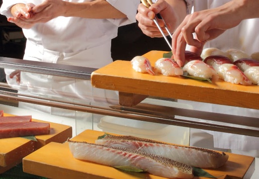 ホテル紫苑。料理。職人が握る屋台寿司コーナーはゲストも盛り上がりそう