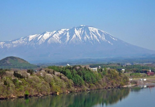 ホテル紫苑。山々や湖が織りなす絵画のような景色を楽しめるロケーション