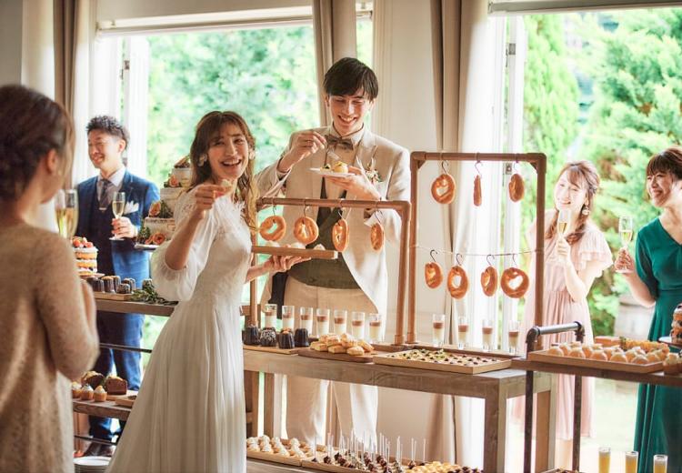 ensoleille（アンソレイユ）。披露宴会場。ゲスト一人ひとりにスイーツを配って和やかなパーティータイムに