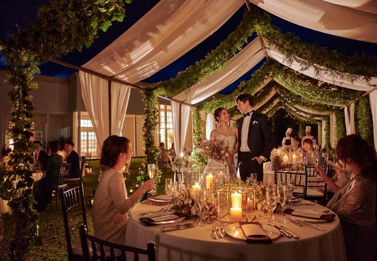 ensoleille（アンソレイユ）。披露宴会場。ナイトタイムのガーデンパーティーはおしゃれで大人な雰囲気