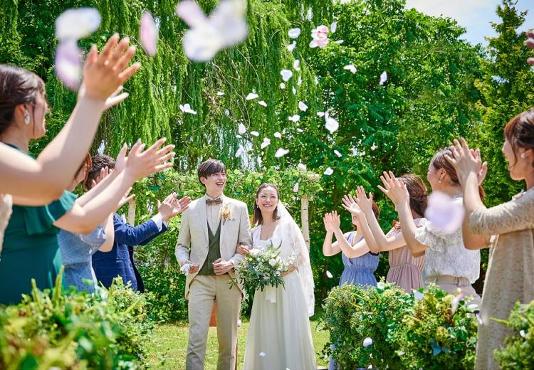 ensoleille（アンソレイユ）。挙式会場。開放感抜群のガーデンで祝福のフラワーシャワーを満喫