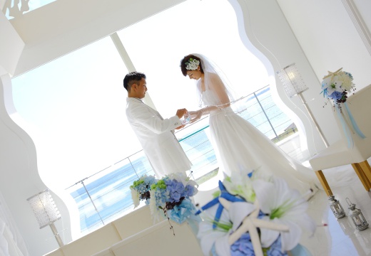 はまなすKaiyoukan(はまなす海洋館)。挙式会場。窓の向こうの青い海が特別な時間を演出してくれます