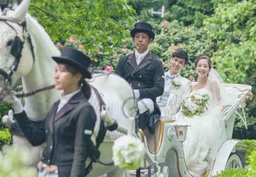 仙台ロイヤルパークホテル。挙式会場。馬車に乗って挙式に向かうシーンは、幼い頃からの憧れが叶う瞬間