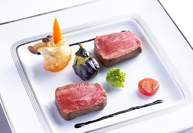 ウェスティンホテル仙台。料理。牛ヒレ肉のポワレなど、贅沢な素材を使用した料理が楽しめます