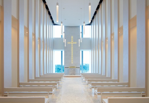 ウェスティンホテル仙台。挙式会場。洗練された空間の、祭壇の奥には緑豊かな景色を望みます