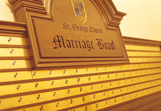 仙台セント・ジョージ教会。挙式会場。挙式後も立ち寄れるマリッジボードにふたりの名前が刻まれます