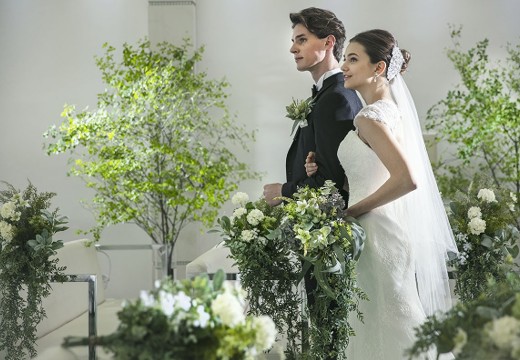 アールベルアンジェ仙台。挙式会場。緑が映える純白のチャペルに花嫁のドレス姿が美しく調和します