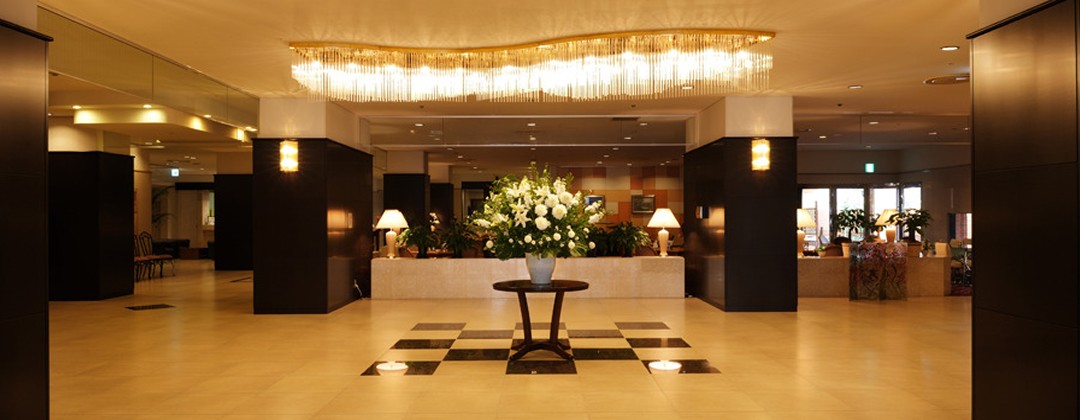 石巻グランドホテル。アクセス・ロケーション。シャンデリアが美しい重厚なロビー。結婚式が始まるまでの待ち時間も、優雅な気持ちで過ごせるでしょう