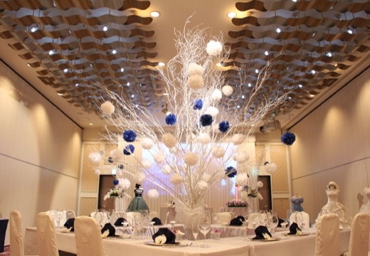 石巻グランドホテル。披露宴会場。装花とテーブルセッティングが美しく調和する『鳳凰の間』