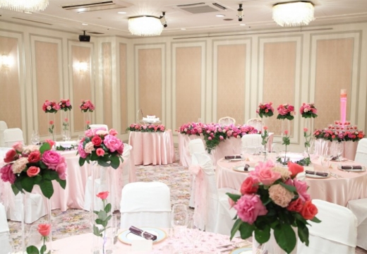 石巻グランドホテル。披露宴会場。ピンクでまとめた会場コーディネートでキュートな雰囲気に