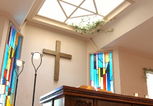 石巻グランドホテル。挙式会場。天窓とステンドグラスが光あふれる印象を残します