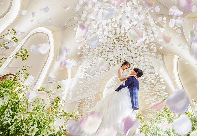 セントジェームスクラブ迎賓館仙台。挙式会場。天井から降り注ぐ幾重もの花びらが華やかな空間を作り出します