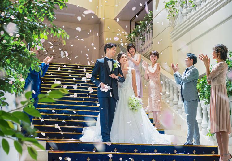 セントジェームスクラブ迎賓館仙台。挙式会場。エレガントな大階段で祝福のフラワーシャワーを満喫
