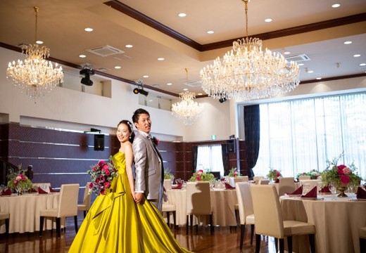 錦ケ丘アーリー迎賓館。披露宴会場。天井には大きなシャンデリアが煌めき、気品あふれる雰囲気を演出