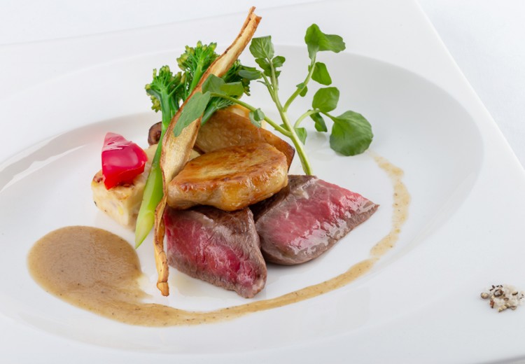 仙台ゆりが丘 マリアージュ アン ヴィラ。料理。フォアグラを添えた厳選牛のステーキは、濃厚な味わいが魅力です