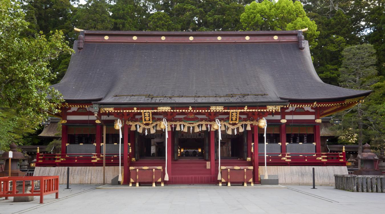 鹽竈神社。神楽舞が披露されるなど、厳かな神前式が叶う拝殿。春には国の天然記念物「塩竈桜」が咲く美しいロケーションで挙式を行えます