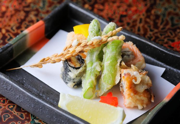懐石料理 東洋館。料理。旬の食材や盛り付けで日本の四季が表現されています